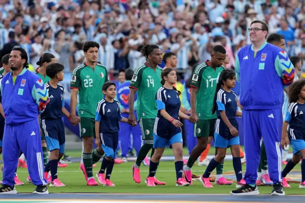لاعبو منتخب الجزائر يستمتعون بمعسكرهم في كانساس (رويترز)