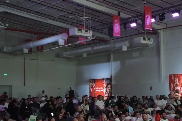 المئات تجمعوا لمتابعة مباراة المنتخب السعودي أمام إسبانيا في جاكس الدرعية (الشرق الأوسط)