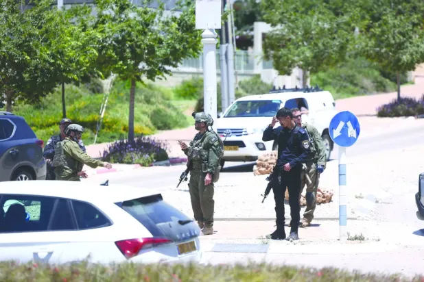 İşgal altındaki Batı Şeria yakınlarındaki Tzur Yitzhak kasabasında İsrail güvenlik personeli (DPA)