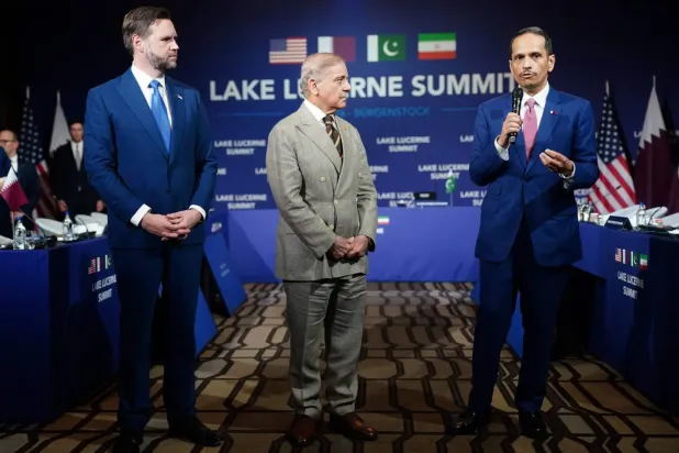 Pakistan Başbakanı Şahbaz Şerif, Katar Başbakanı Şeyh Muhammed bin Abdurrahman el Sani ile ABD Başkan Yardımcısı J.D. Vance, (AFP)