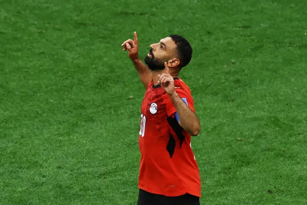 صلاح محتفلاً بالهدف (رويترز)