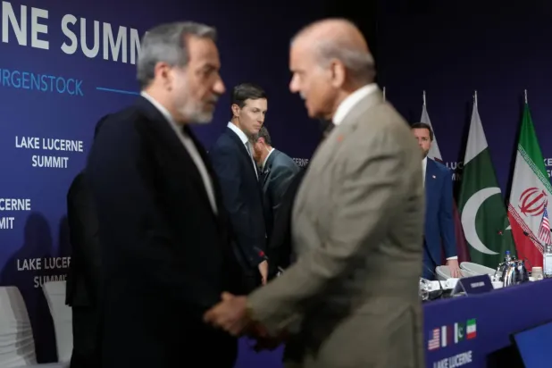İsviçre'nin Burgenstock kentinde yapılacak dörtlü toplantı öncesinde İran Dışişleri Bakanı Abbas Arakçi ve Pakistan Başbakanı Şahbaz Şerif, (Reuters)