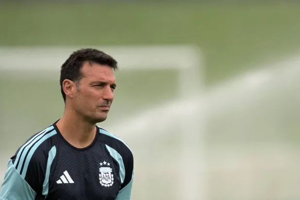  Argentina's head coach Lionel Scaloni (C) reacts during an MD-1 training session at the Sporting KC Training Center in Kansas City on June 21, 2026, on the eve of the 2026 World Cup Group J football match between Argentina and Austria. (AFP) 