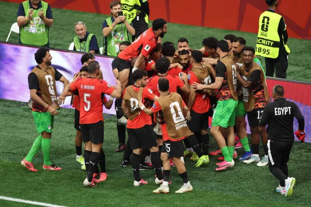 صلاح ولاعبو المنتخب المصري يحتفلون بتسجيله الهدف الثاني في الفوز على نيوزيلندا (أ.ف.ب)