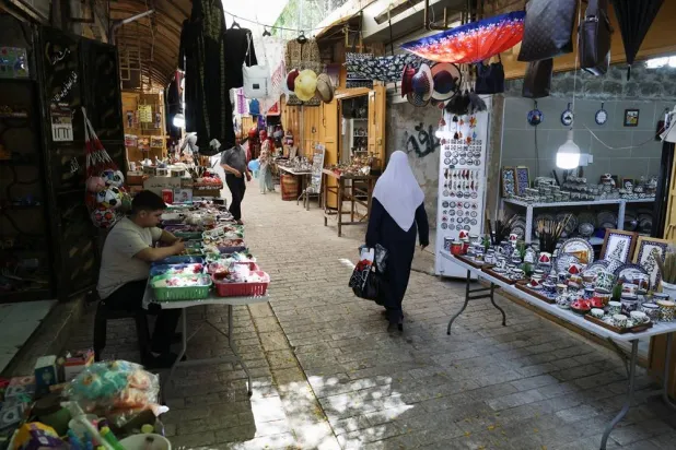  A Palestinian woman walks at a market near the Ibrahimi Mosque in the old city of Hebron, in the Israeli-occupied West Bank, June 17, 2026. (Reuters)