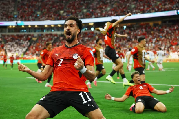 أشعل فوز المنتخب المصري أجواء من الفرح بين اللاعبين (رويترز)
