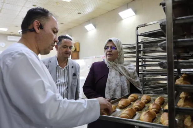 وزير العدل بحكومة «الوحدة» الليبية حليمة إبراهيم خلال زيارة لأحد سجون طرابلس وقتما كان أسامة نجيم مديراً له (وزارة العدل)