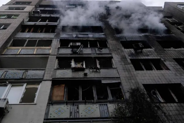 يتصاعد الدخان من مبنى سكني متضرر عقب غارة صاروخية روسية على كييف (أ.ف.ب)