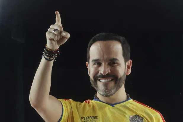 المرشح الرئاسي الكولومبي اليميني الفائز أبيلاردو دي لا إسبريلا يخاطب أنصاره عقب النتائج الأولية التي أظهرت تقدمه على منافسه اليساري إيفان سيبيدا في بارانكويلا (إ.ب.أ)