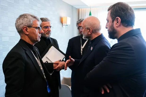بقائي يستمع إلى رئيس البرلمان وكبير المفاوضين مع الولايات المتحدة، محمد باقر قاليباف ونائب أمين عام مجلس الأمن القومي علي باقري كني، ونائب وزير الخارجية كاظم غريب آبادي على هامش محادثات سويسرا الأحد (الخارجية الإيرانية)
