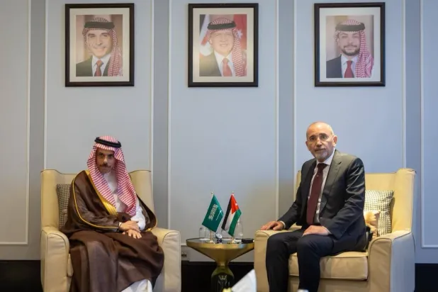 الأمير فيصل بن فرحان خلال لقائه أيمن الصفدي في عَمَّان (واس)