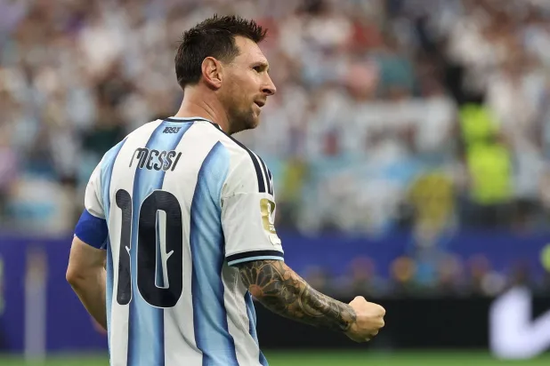 ليونيل ميسي لاعب الأرجنتين يحتفل بتسجيل الهدف الأول (رويترز)