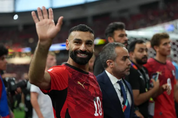 محمد صلاح قائد منتخب مصر يحيّي الجماهير (إ.ب.أ)