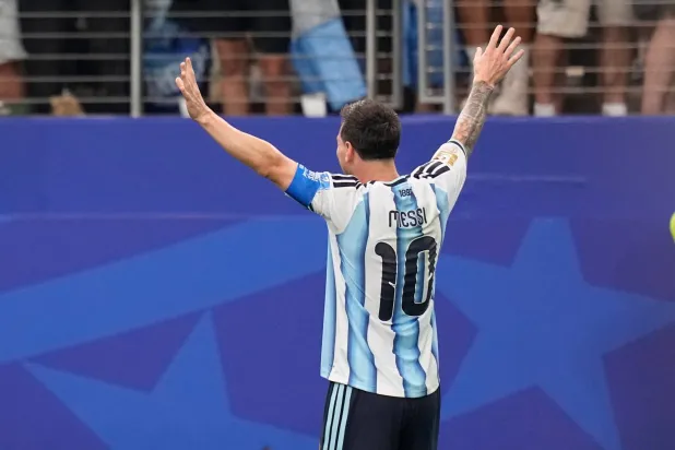 ليونيل ميسي يحتفل بعد تسجيله الهدف الثاني لمنتخب الأرجنتين (أ.ب)