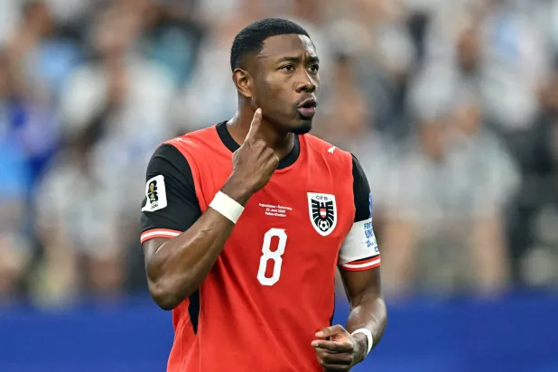 دافيد ألابا قائد منتخب النمسا يتفاعل خلال المباراة (رويترز)