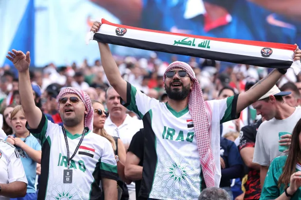 جماهير المنتخب العراقي تُظهر دعمها لفريقها قبل انطلاق مواجهة فرنسا والعراق (أ.ف.ب)