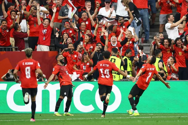 فرحة محمد صلاح كانت كبيرة بقيادة مصر لأول فوز في تاريخ المونديال (رويترز)
