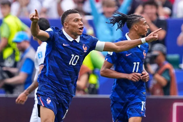 يقف مبابي بفارق هدفين عن الأرجنتيني ميسي الذي يتزعم صدارة هدافي نهائيات كأس العالم (أ.ب) 