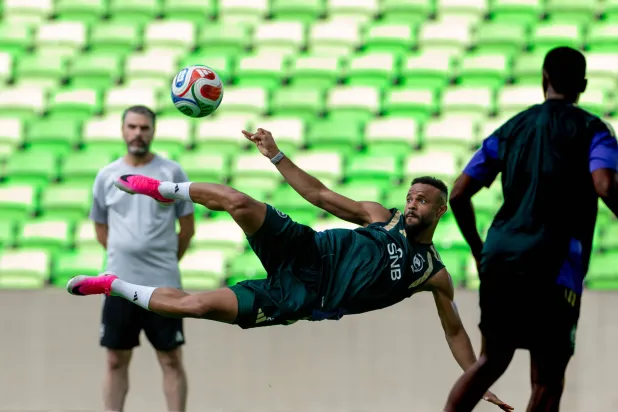 يخوض المنتخب السعودي مواجهةً حاسمةً أمام الرأس الأخضر (المنتخب السعودي)