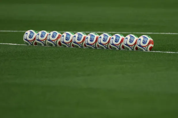 «فيفا» قال إن كرة مونديال 2026 تم تصميمها بخياطة عميقة لتوفير ثبات مثالي في أثناء طيرانها بالهواء (أ.ف.ب)