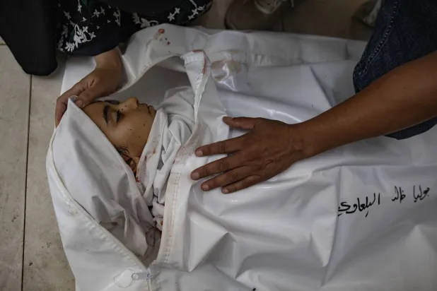 جثمان الطفلة جولي البلاوي ذات الـ8 أعوام بمستشفى الناصر في خان يونس بعد مقتلها جراء القصف الإسرائيلي على قطاع غزة (إ.ب.أ)
