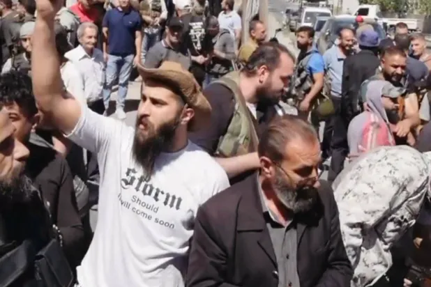 احتجاجات النازحين في مدينة السويداء والمطالبة بالعودة إلى قراهم