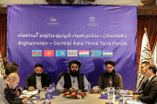 وزير الخارجية الأفغاني مولوي أمير خان متقي (في الوسط) يحضر اجتماعاً استشارياً إقليمياً في كابل بأفغانستان يوم 16 يونيو 2026 (إ.ب.أ)