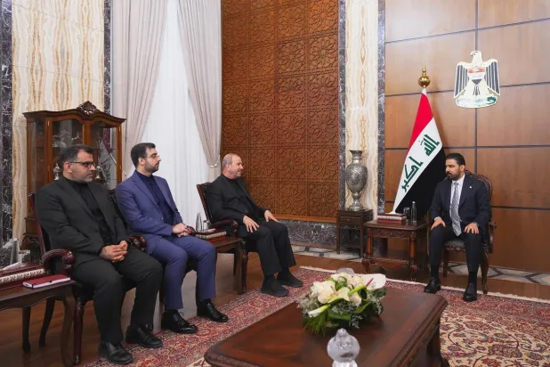 رئيس الوزراء العراقي الجديد علي الزيدي خلال لقائه السفير الإيراني محمد كاظم آل صادق في بغداد (إعلام حكومي)