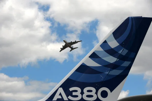 خلال عرض جوي لطائرة إيرباص «إيه 380» A380 في مطار لو بورجيه بالقرب من باريس في 24 يونيو 2017 ضمن معرض باريس الجوي الدولي (أ.ف.ب)