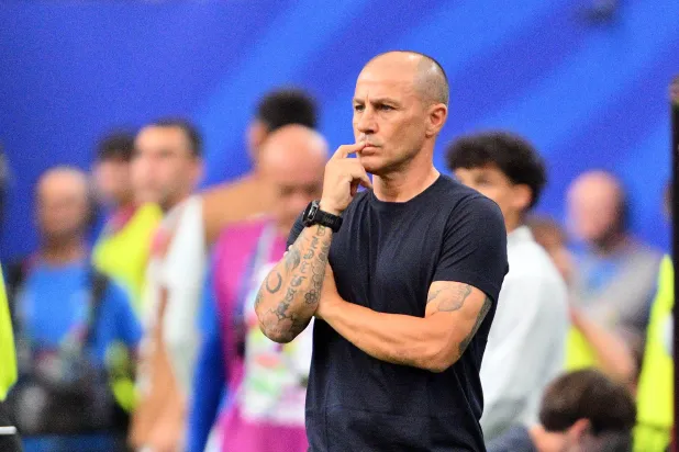 الإيطالي فابيو كانافارو المدير الفني للمنتخب الأوزبكي (إ.ب.أ)