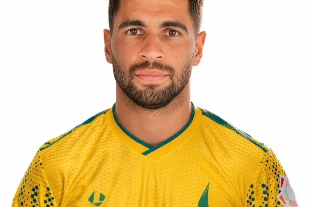 لاعب الوسط الدولي الإسباني عمر ماسكاريل (نادي الخليج)