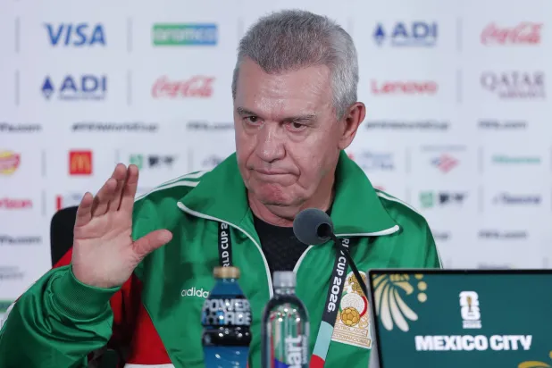 خافيير أغيري مدرب منتخب المكسيك في مؤتمر صحافي (إ.ب.أ)
