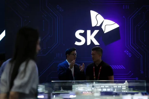  People stand near a logo of SK Hynix at the South Korean chipmaker's booth during the China International Supply Chain Expo (CISCE) in Beijing, China June 22, 2026. (Reuters)