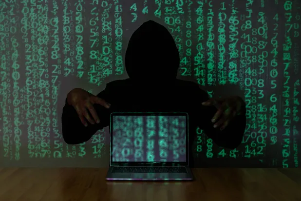 تجمع منظومة «الملعب الشبح» بين الإعلانات المدفوعة والتصيد وسرقة الحسابات والبرمجيات الخبيثة والتذاكر ومنصات البث الوهمية (شاترستوك)