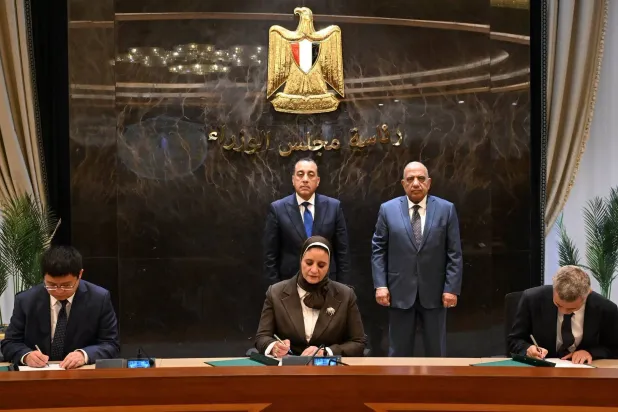 رئيس الوزراء ووزير الكهرباء يشهدان توقيع مذكرة تفاهم مع شركة «ساني» الصينية لإنشاء أول مصنع لتوربينات الرياح (مجلس الوزراء المصري)