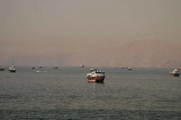 1150 سفينة تُقدر قيمتها مع قيمة البضائع التي تحملها بنحو 125 مليار دولار وعلى متنها ما يصل إلى 20 ألف بحار تنتظر عبور مضيق هرمز (رويترز)