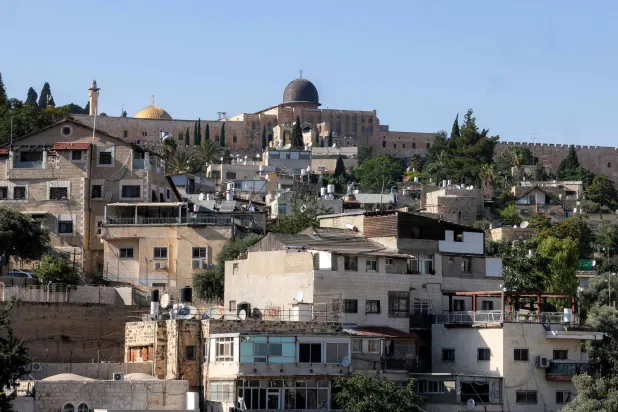 صورة لقبة المسجد الأقصى إلى جانب جزء من قبة الصخرة في القدس الشرقية (أ.ف.ب)