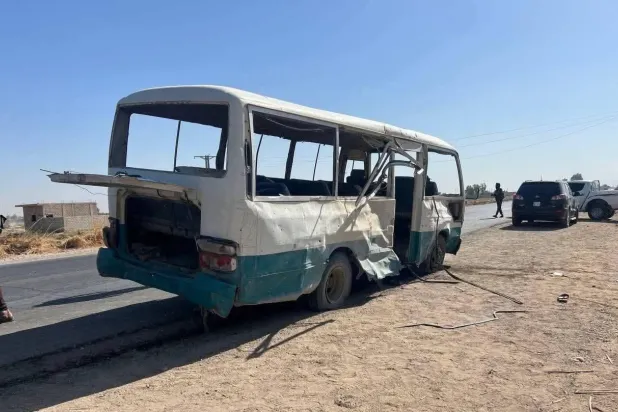 صورة لما بعد تفجير حافلة مبيت كانت تنقل موظفي حراسة أمنية في حقل التيم بدير الزور خلال أكتوبر 2025 (متداولة)