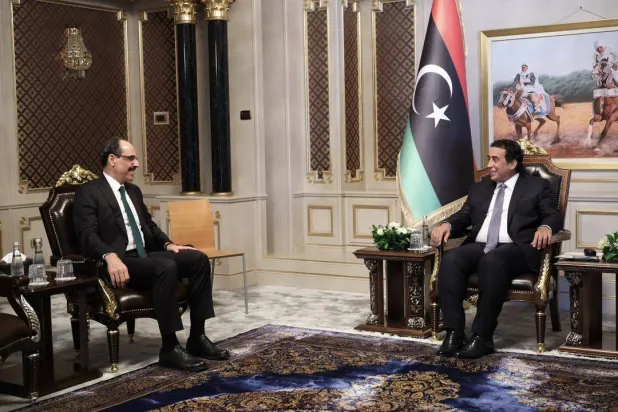 المنفي في لقاء مع رئيس جهاز الاستخبارات التركية إبراهيم قالن بالعاصمة الليبية طرابلس أمس الثلاثاء (مكتب المنفي)