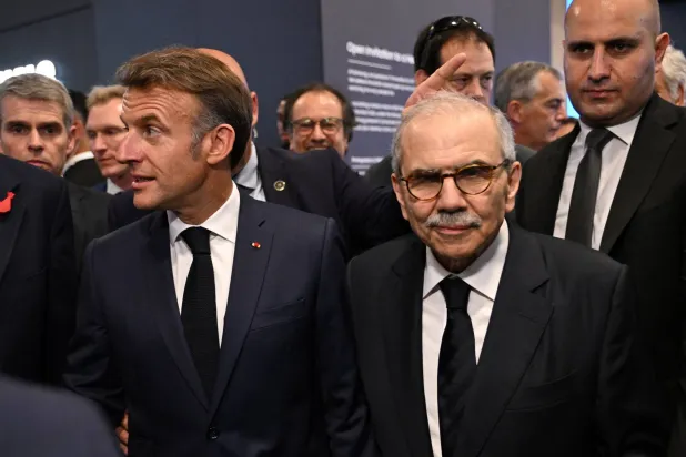 الرئيس الفرنسي إيمانويل ماكرون وإلى جانبه رئيس مجلس الوزراء اللبناني نواف سلام خلال زيارتهما لمعرض «فيفاتيك» للتكنولوجيات المتقدمة في باريس يوم 18 يونيو (رويترز)