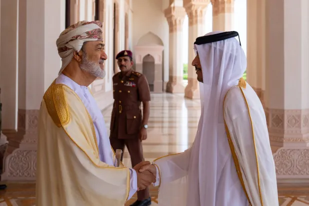 هيثم بن طارق سلطان عمان خلال استقباله الشيخ محمد بن عبد الرحمن آل ثاني رئيس الوزراء وزير الخارجية القطري في مسقط (العمانية)