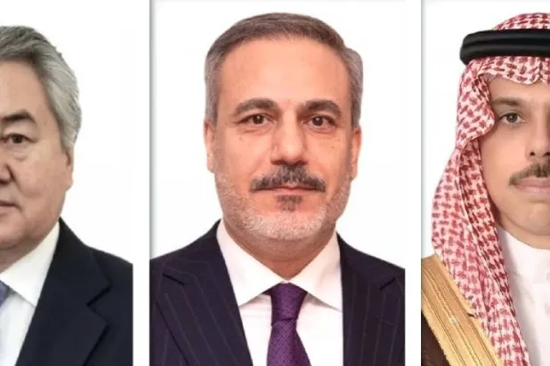 الأمير فيصل بن فرحان وزير الخارجية السعودي ونظيراه التركي هاكان فيدان والقرغيزي جينبيك كولوباييف (الشرق الأوسط)