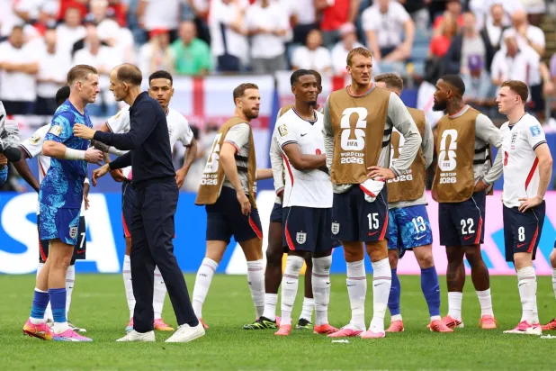 توخيل مدرب المنتخب الإنجليزي ولاعبوه ومشاعر الإحباط بعد السقوط في فخ التعادل أمام غانا (رويترز)
