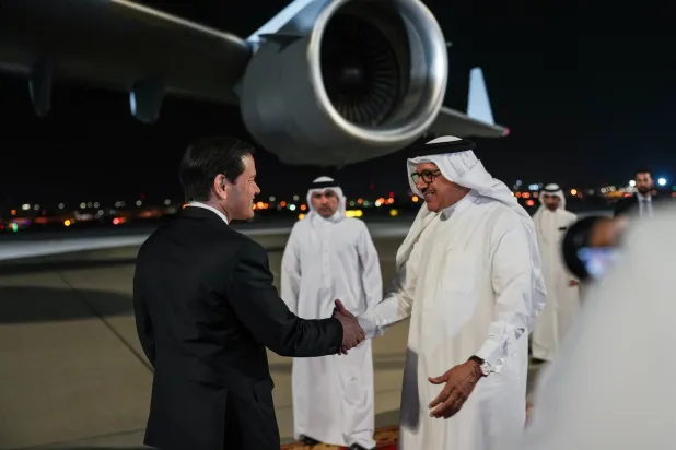 وزير الخارجية البحريني عبد اللطيف الزياني مستقبلاً نظيره الأميركي ماركو روبيو لدى وصوله إلى البلاد (أ.ب)