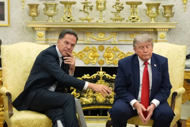 Trump, Beyaz Saray’daki Oval Ofis’te Rutte ile yaptığı görüşme sırasında (AP)