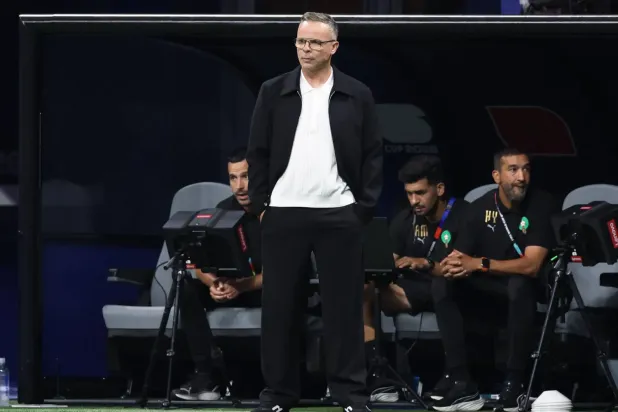 Ouahbi maç sırasında oyuncularının performansını izliyor (Reuters)