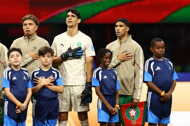 ياسين بونو حارس مرمى المنتخب المغربي بجوار القائد أشرف حكيمي قبل لقاء هايتي (رويترز)