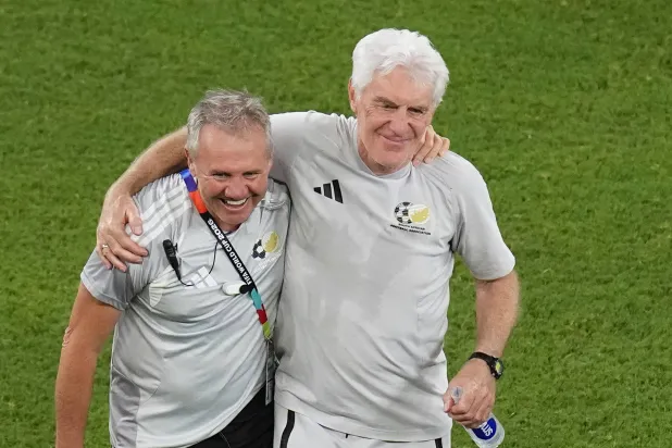 هوغو بروس (يمين) المدير الفني لمنتخب جنوب أفريقيا (أ.ب)