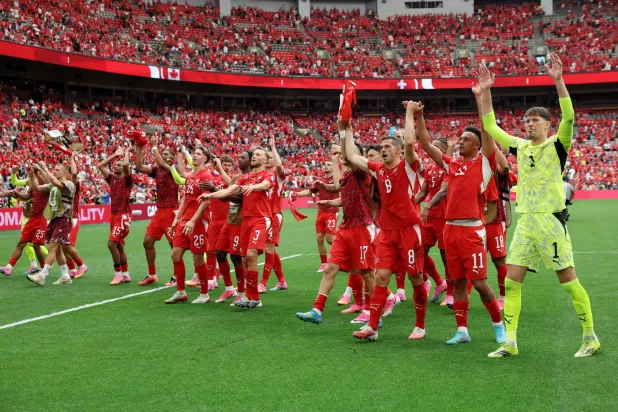 VANCOUVER, BRITISH COLUMBIA - JUNE 24: Players of Switzerland applaud fans after the team's 2-1 victory in the FIFA World Cup 2026 Group B match between Switzerland and Canada at BC Place Vancouver on June 24, 2026 in Vancouver, British Columbia.   Alex Grimm/Getty Images/AFP
