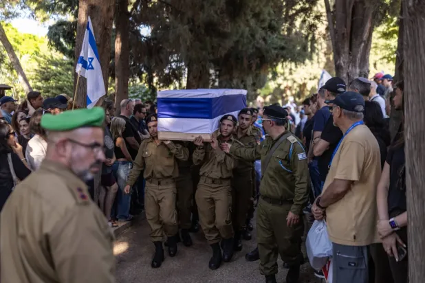 İsrail askerleri, pazar günü İsrail'in Kfar Saba kentinde düzenlenen cenaze töreninde, Lübnan'ın güneyinde öldürülen bir askerin tabutunu taşıyor (DPA)